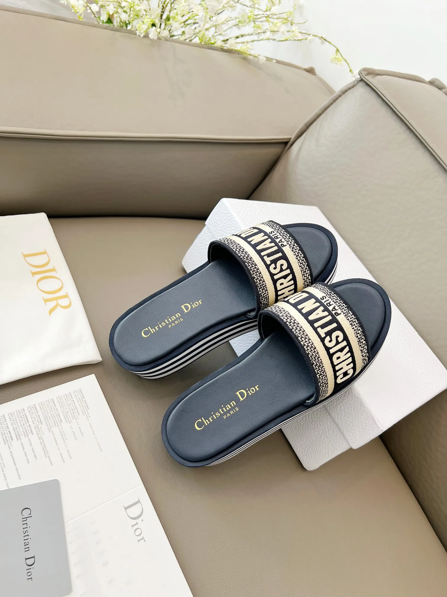 👟👟Ex-factory price 460👟👟 Dior's new spring and summer IVIETA DWAY jelly-colored flat-soled one-slip women's shoes with CD letter logo three-dimensional embroidery thick-soled round-toe open-toe slippers. The original version is developed to be the top version on the market. It feels soft and delicate on the feet and is extremely comfortable. Material: Upper imported raffia electric embroidery high-temperature water-soluble cotton technical fabric + water-dyed cowhide foot lining + original consistent combination outsole Outsole: original outsole Size: 35-42 (40.41.42 custom-made, non-refundable and non-exchangeable)